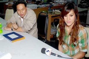 มือโทรฯ ป่วน บลู-เอลิกา มอบตัวตำรวจ!