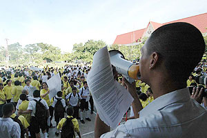 นร.นวมินทราชูทิศ รวมตัวประท้วงไล่ ผอ.