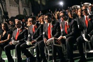 พี่ชายไมเคิลตำหนิสื่อใช้ฮ.บินรายงานข่าวพิธีฝังศพ