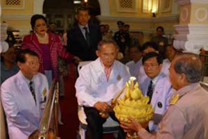ในหลวง-ราชินี ทรงลอยพระประทีป