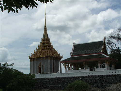 รอยพระพุทธบาทวัดเขาดีสลัก
